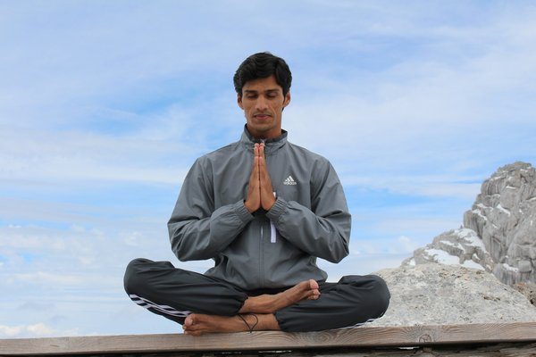 Comment participer à une retraite de méditation dans les montagnes de l'Himalaya, Inde : pratiques et lieux ?
